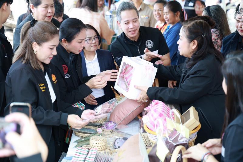 นางสาวชนก จันทาทอ�