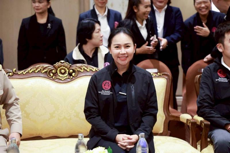 นางสาวชนก จันทาทอ�