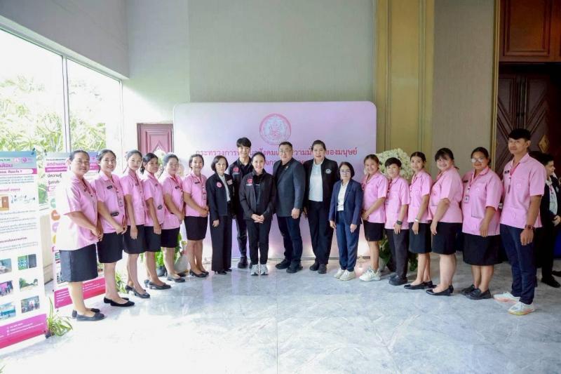 นางสาวชนก จันทาทอ�
