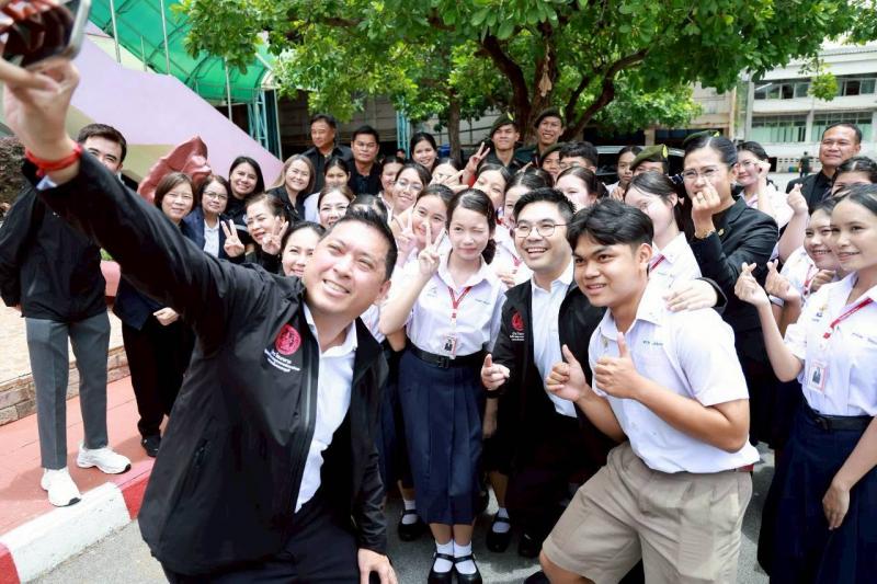 รมว.พม. พร้อมด้วย ร�