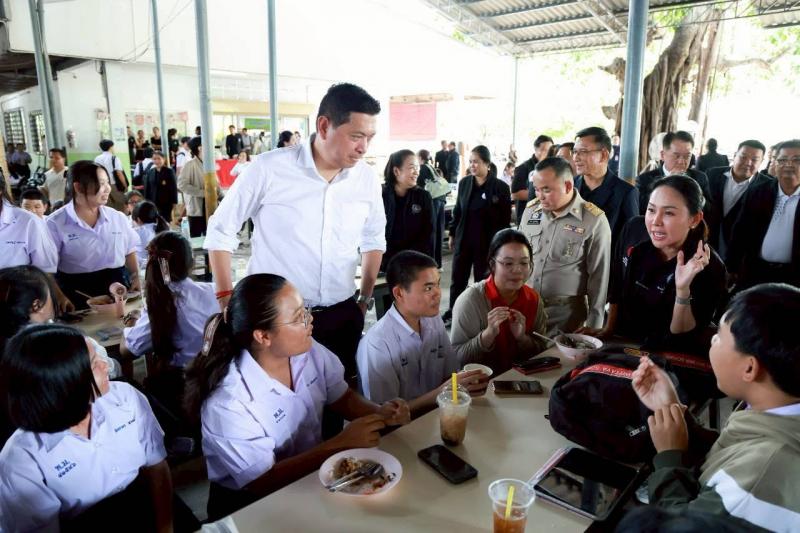 รมว.พม. พร้อมด้วย ร�