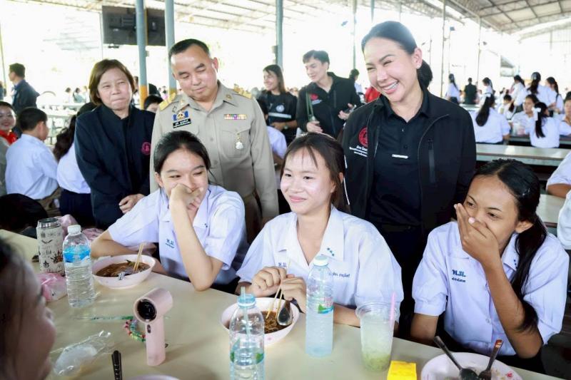 รมว.พม. พร้อมด้วย ร�