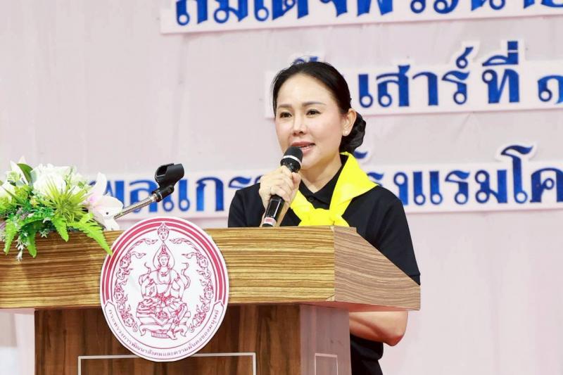 นางสาวชนก จันทาทอ�