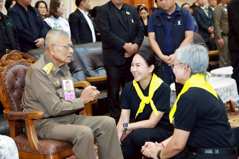 นางสาวชนก จันทาทอ�
