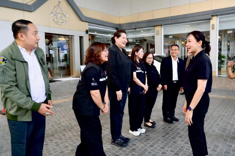 นางสาวชนก จันทาทอ�