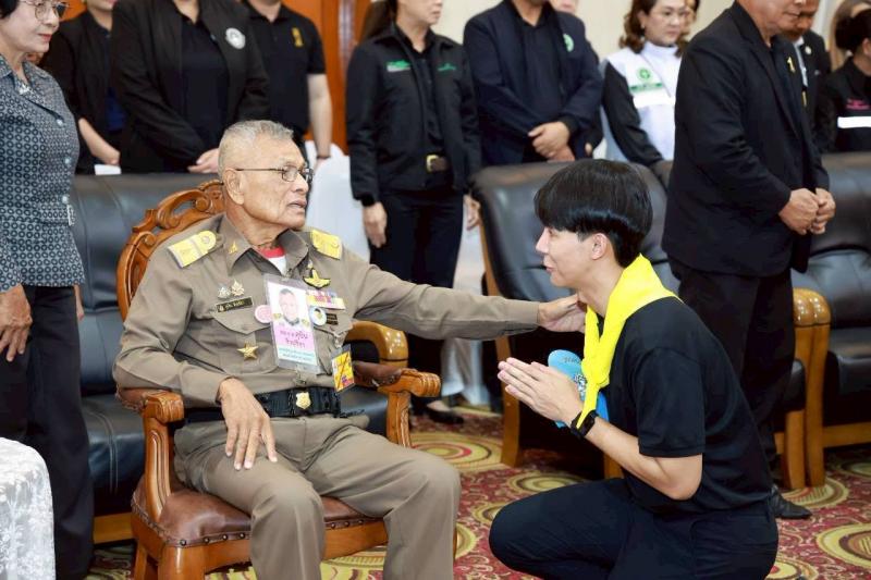 นางสาวชนก จันทาทอ�