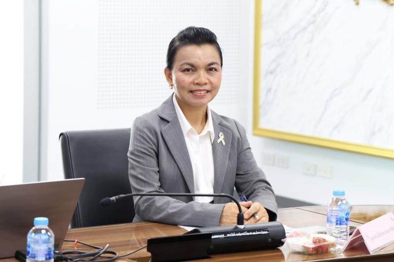 นางเตือนใจ คงสมบั�