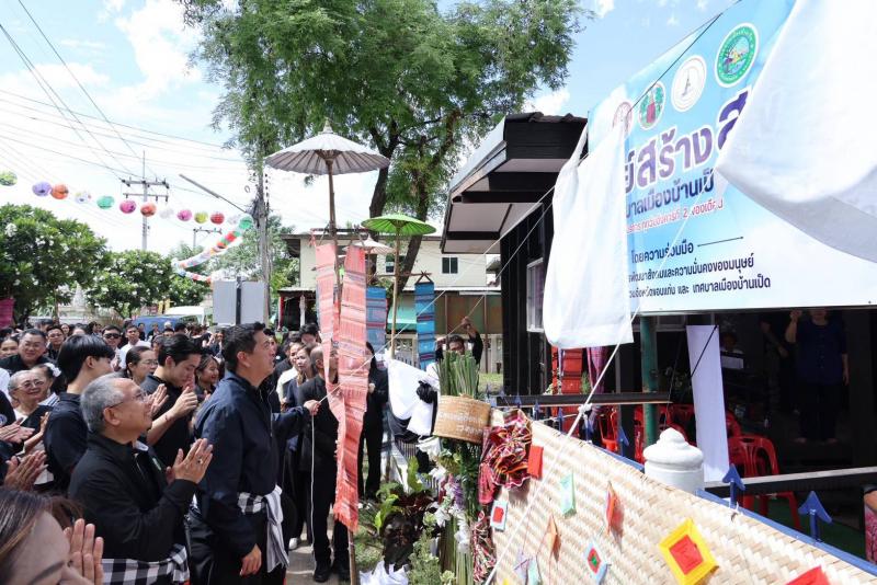 "รมว.ป๊อป นิกร โส�