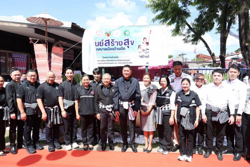 "รมว.ป๊อป นิกร โส�