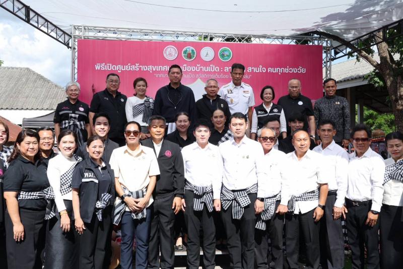 "รมว.ป๊อป นิกร โส�