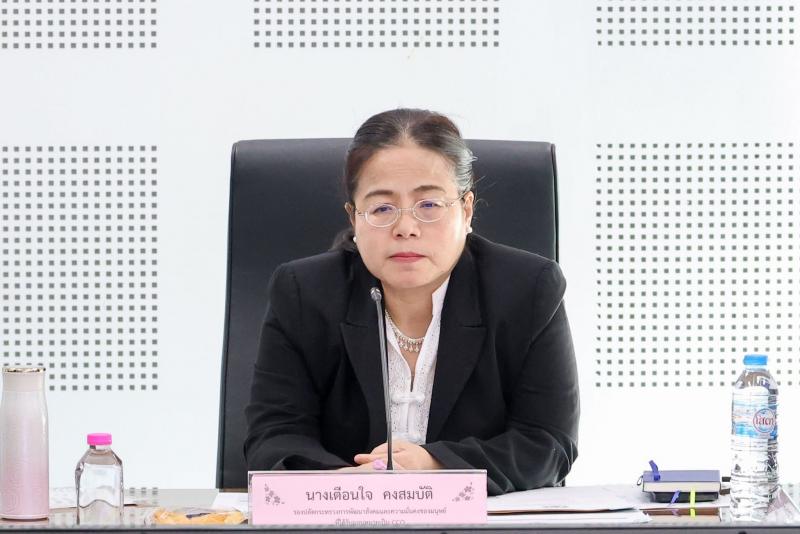 นางเตือนใจ คงสมบั�