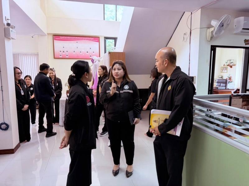 นางสาวชนก จันทาทอ�