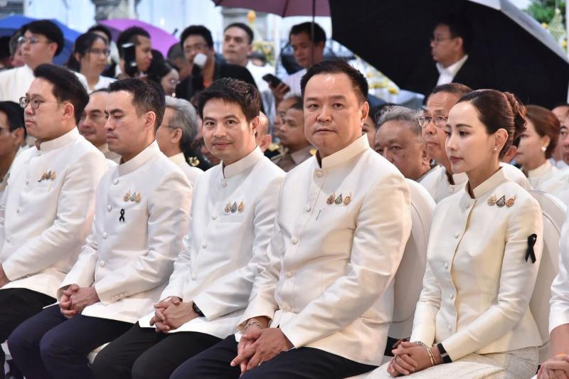 นางเตือนใจ คงสมบั�