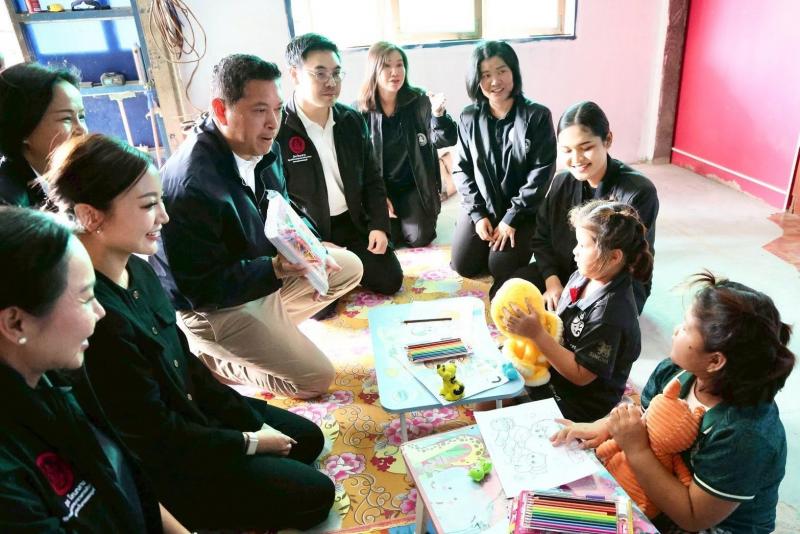 รมว.พม. ลงพื้นที่จ�