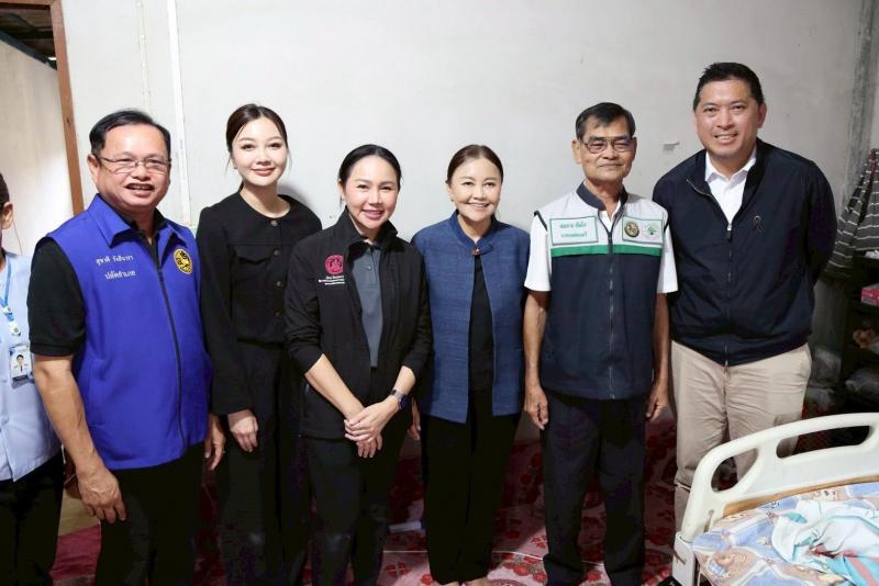 รมว.พม. ลงพื้นที่จ�