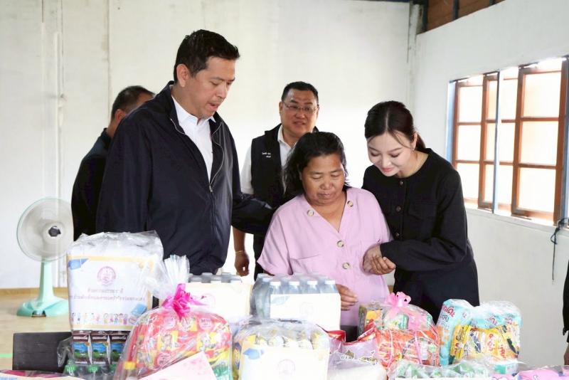 รมว.พม. ลงพื้นที่จ�