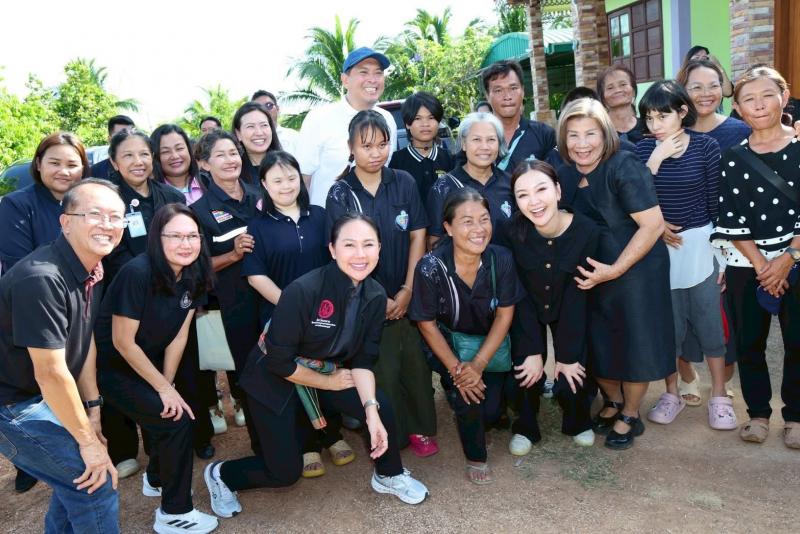 รมว.พม. ลงพื้นที่จ�