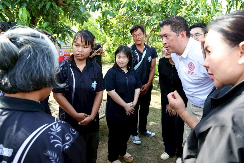 รมว.พม. ลงพื้นที่จ�
