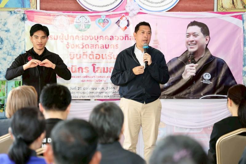 รมว.พม. ลงพื้นที่จ�
