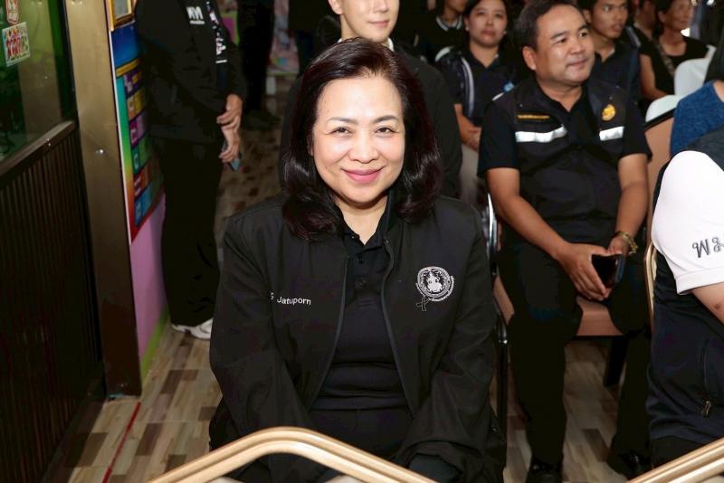 รมว.พม. ลงพื้นที่จ�