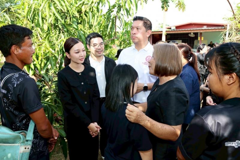 รมว.พม. ลงพื้นที่จ�