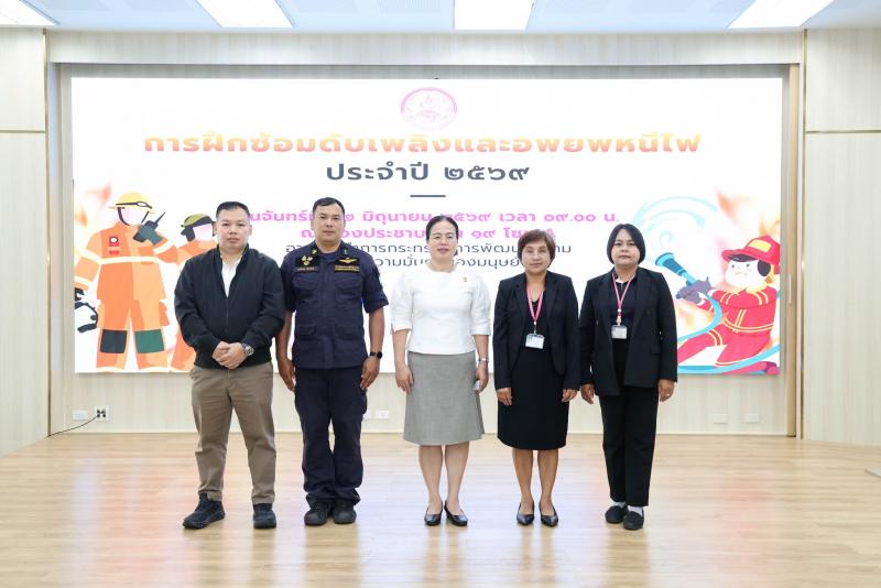 นางเตือนใจ คงสมบั�