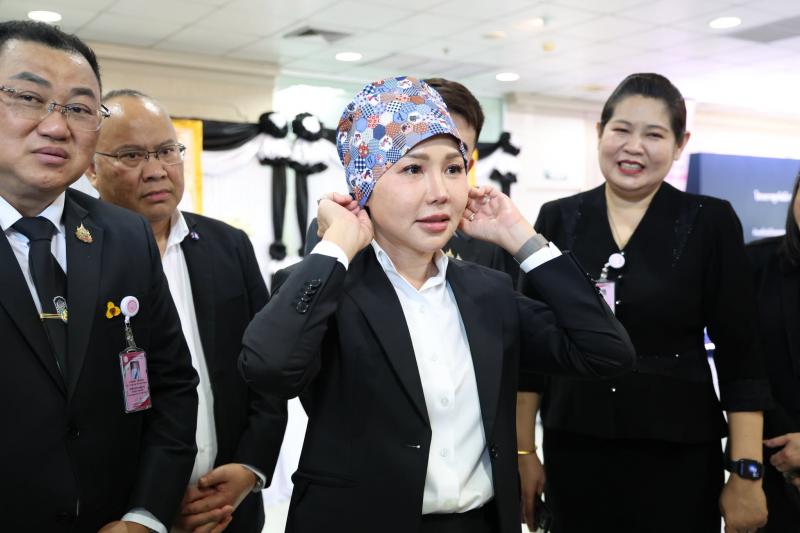 นางสาวชนก จันทาทอ�