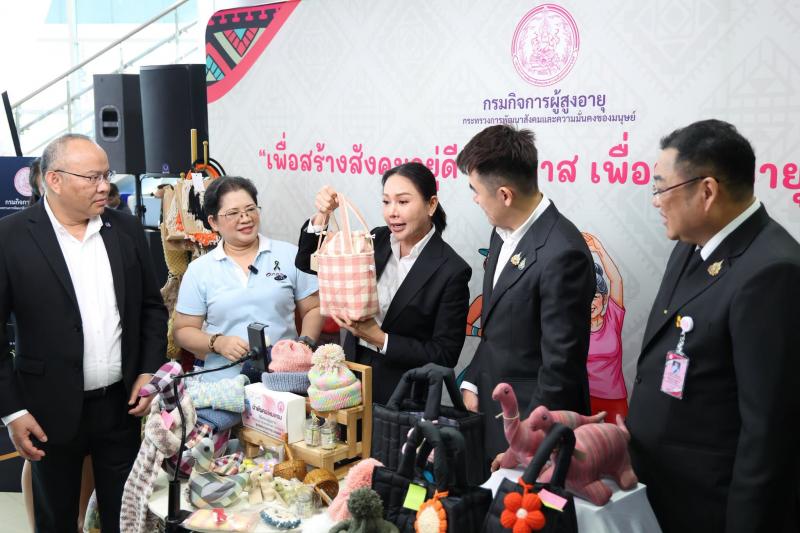 นางสาวชนก จันทาทอ�