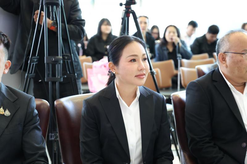 นางสาวชนก จันทาทอ�