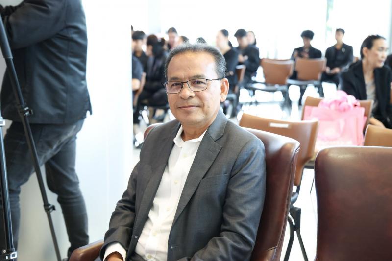 นางสาวชนก จันทาทอ�