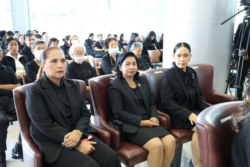 นางสาวชนก จันทาทอ�
