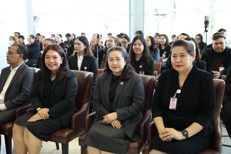 นางสาวชนก จันทาทอ�