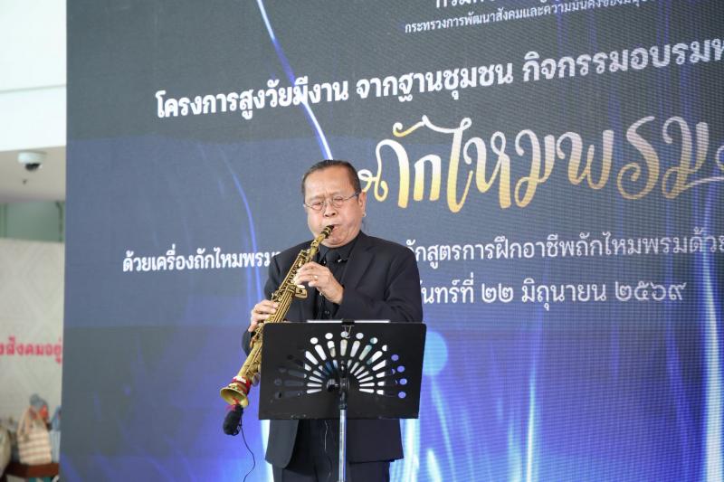 นางสาวชนก จันทาทอ�