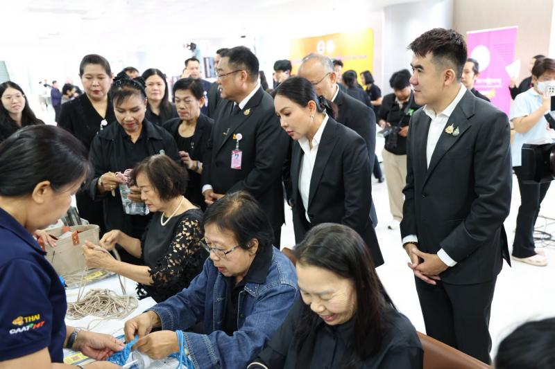 นางสาวชนก จันทาทอ�
