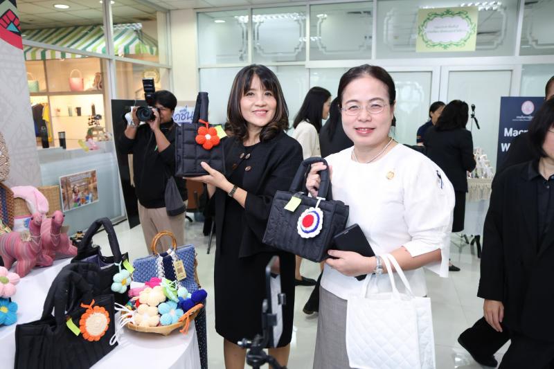 นางสาวชนก จันทาทอ�
