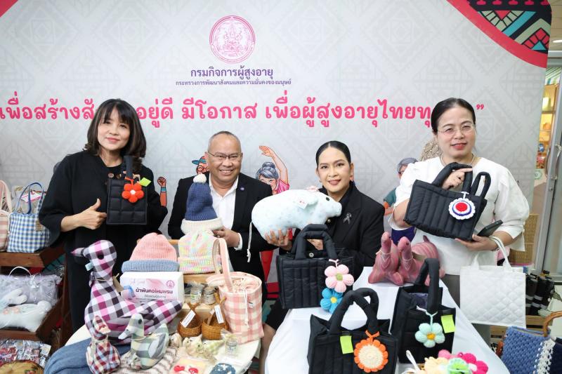 นางสาวชนก จันทาทอ�