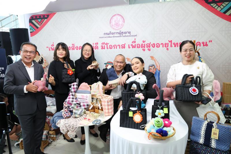 นางสาวชนก จันทาทอ�
