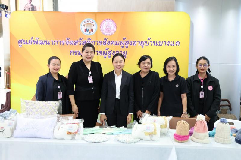 นางสาวชนก จันทาทอ�