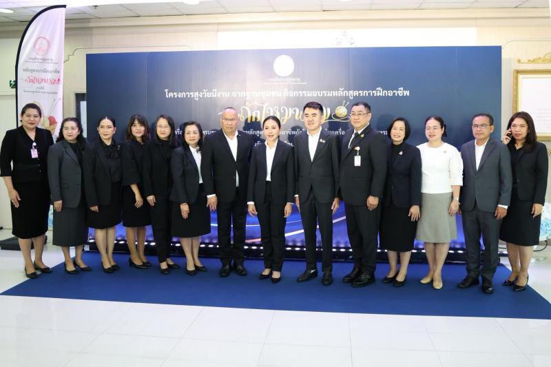 นางสาวชนก จันทาทอ�