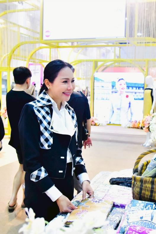 นางสาวชนก จันทาทอ�
