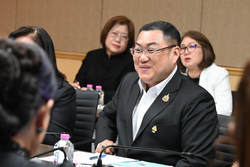 รมว.พม. ให้คณะกรรม�