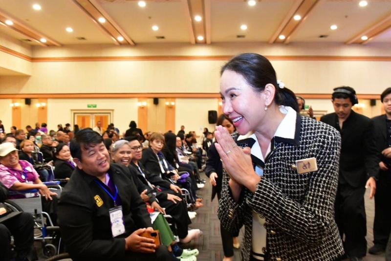 นางสาวชนก จันทาทอ�