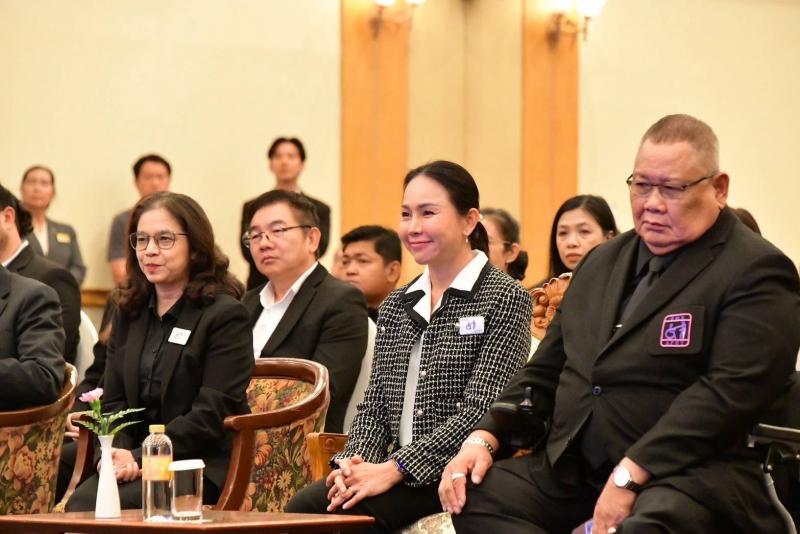 นางสาวชนก จันทาทอ�