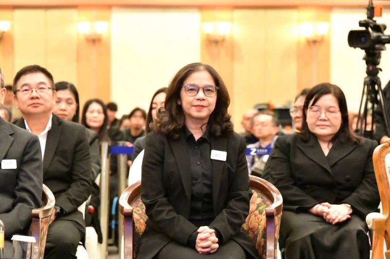 นางสาวชนก จันทาทอ�