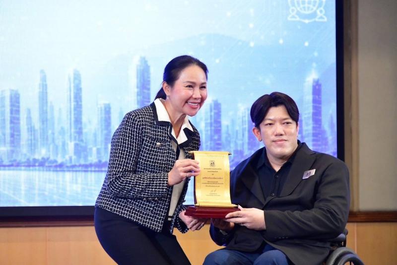 นางสาวชนก จันทาทอ�
