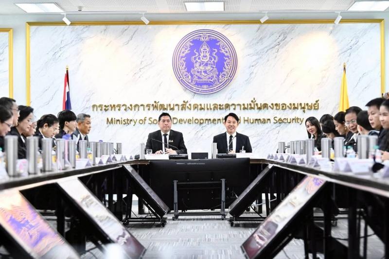 รมว.พม. ประชุมหารื�