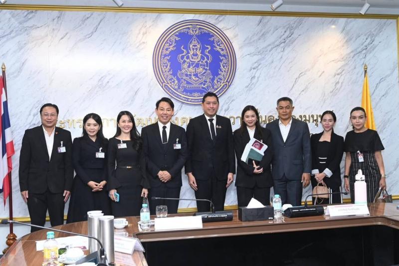 รมว.พม. ประชุมหารื�
