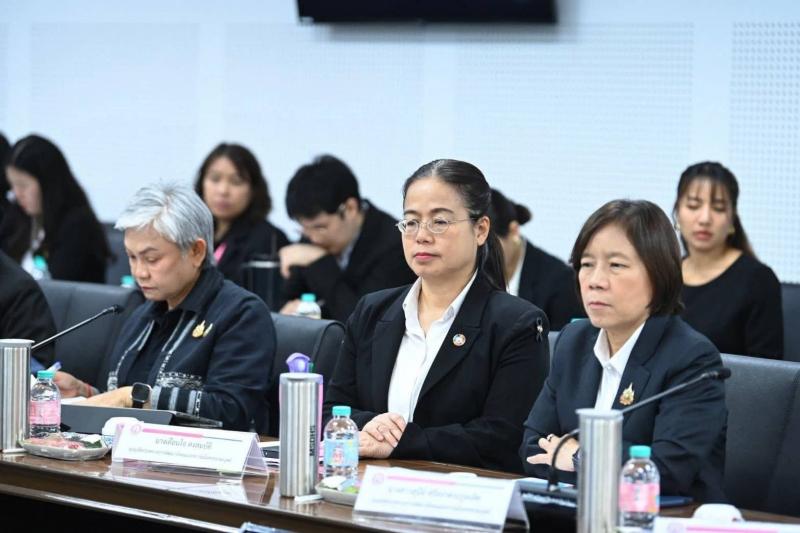 รมว.พม. ประชุมหารื�