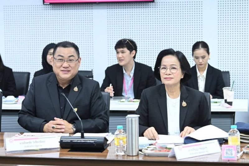 รมว.พม. ประชุมหารื�