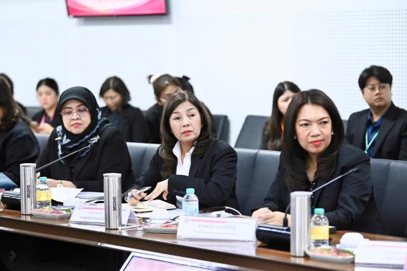 รมว.พม. ประชุมหารื�
